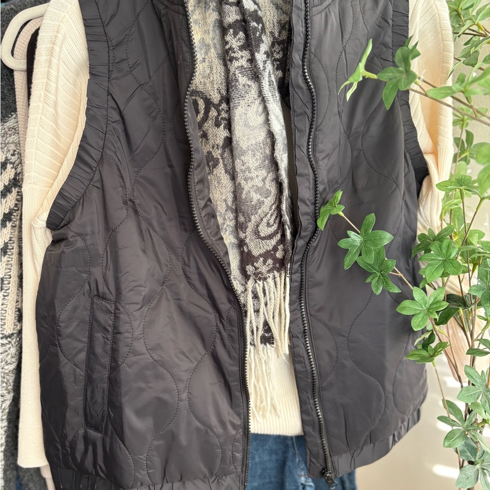 90 Degree By Reflex Women's Black Puffer Vest - Picture 4 of 10